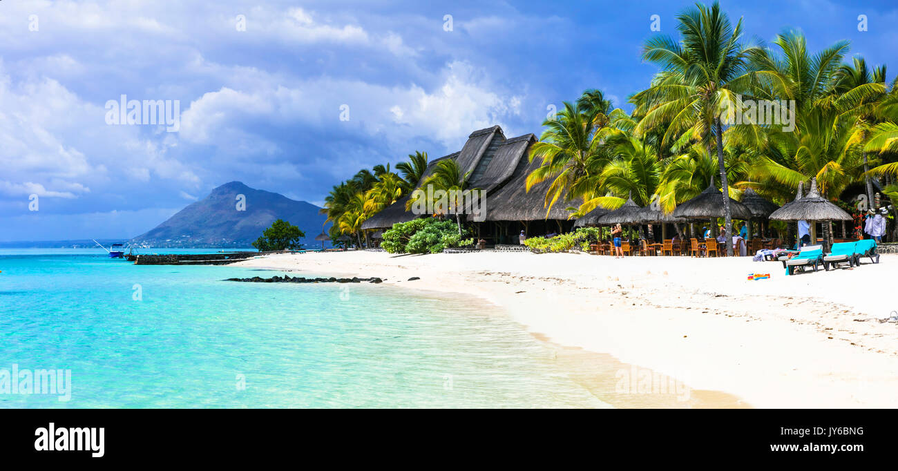 Vacanze tropicali - spiagge di sabbia bianca e mare turchese dell'isola di Mauritius Foto Stock