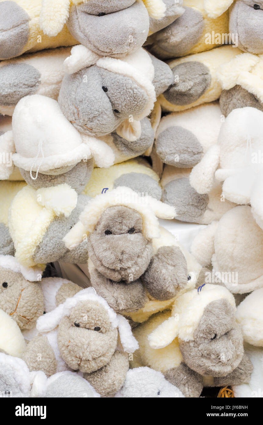 Pila di ripieni morbidi Peluche giocattoli le pecore. Pecore giocattoli la configurazione di sfondo. Foto Stock