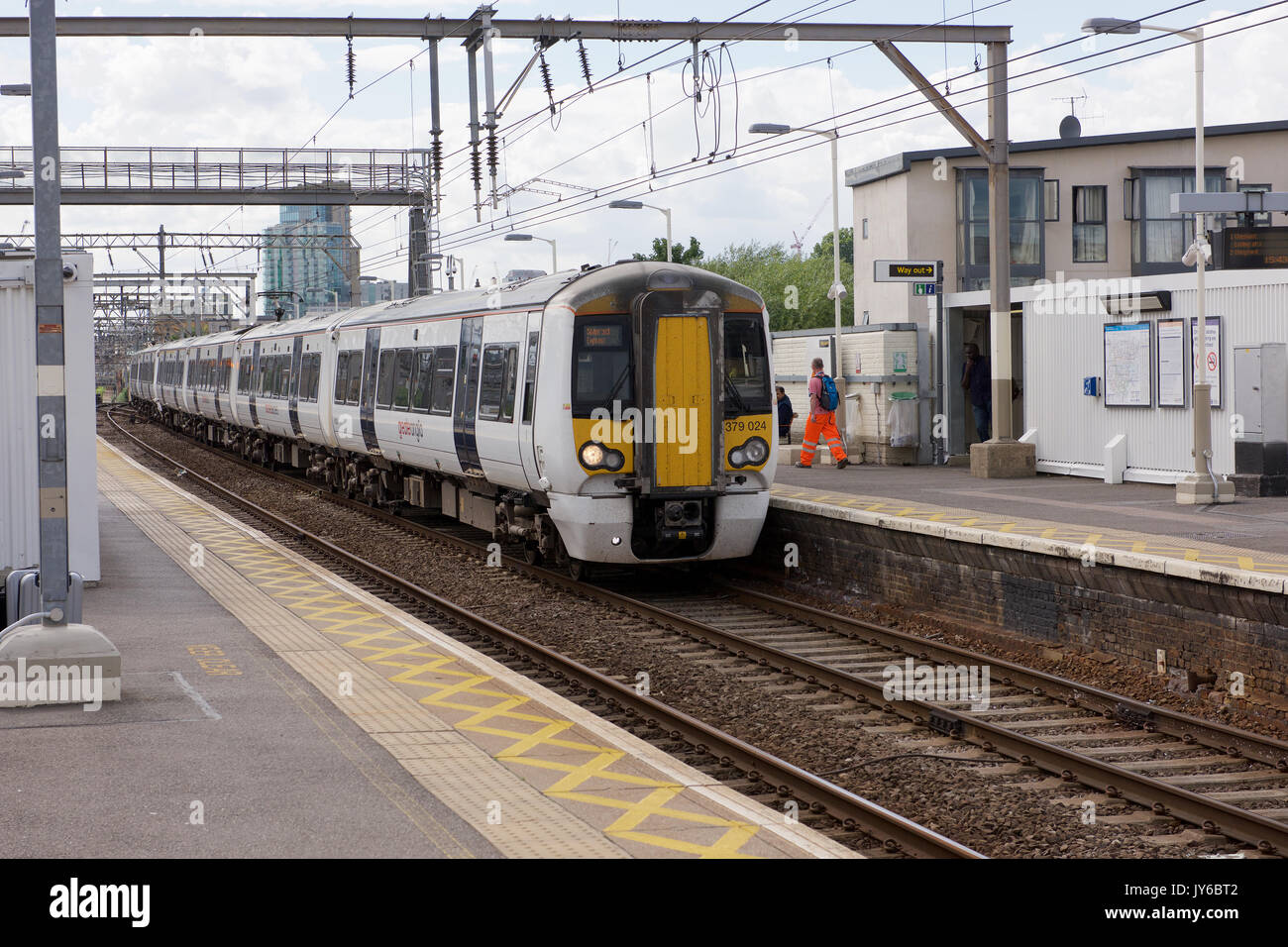 Maggiore Anglia Stanstead Express treno passa Bethnal Green Station di Londra Foto Stock