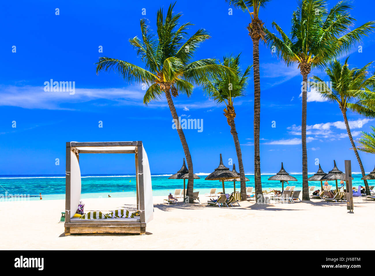 Rilassante scenario di spiaggia con ombrelloni e sedie a sdraio. Vacanze di lusso in isola Maurizio Foto Stock