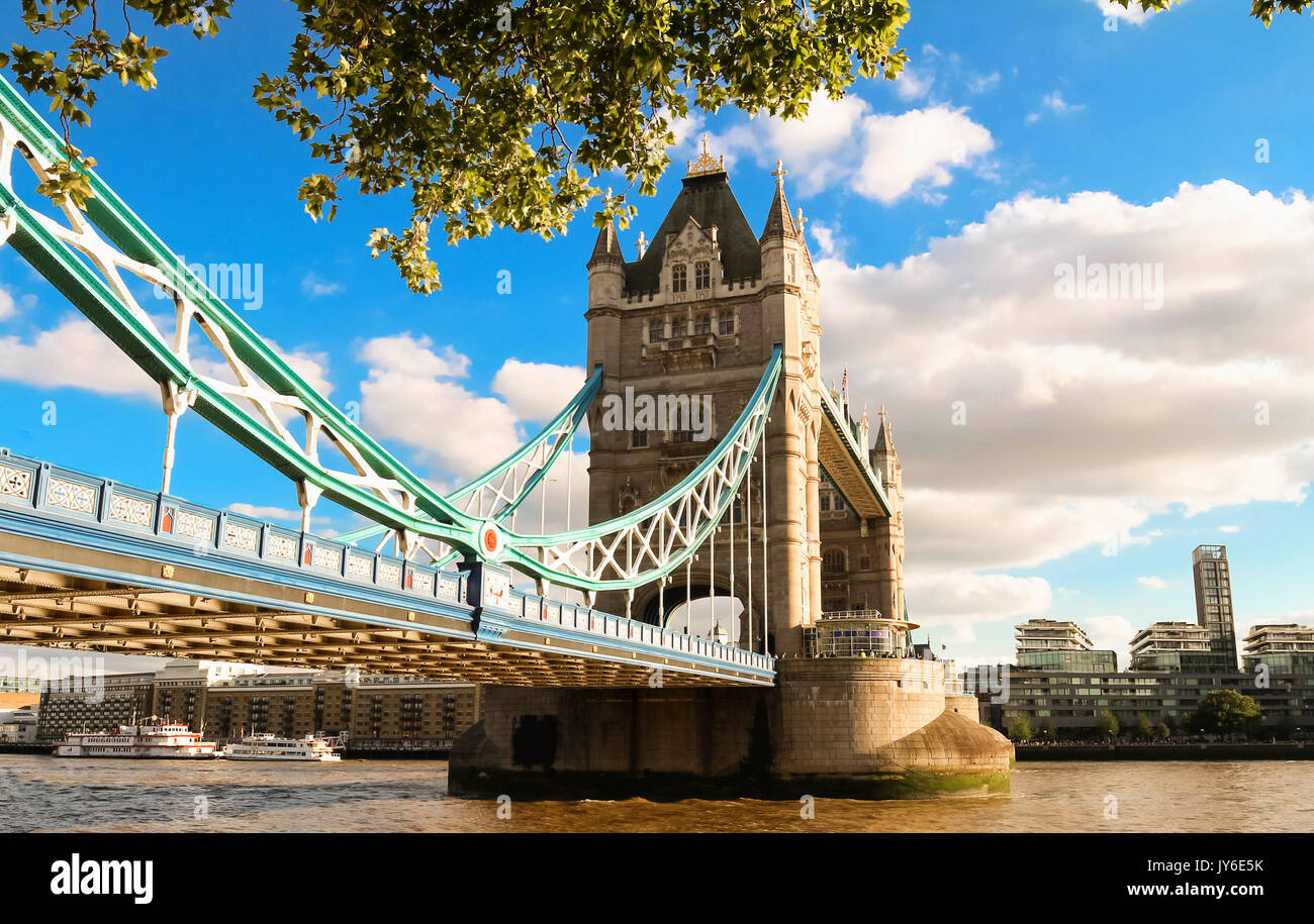 Il Tower Bridge di Londra in una bella giornata estiva, Inghilterra, Regno Unito. Foto Stock