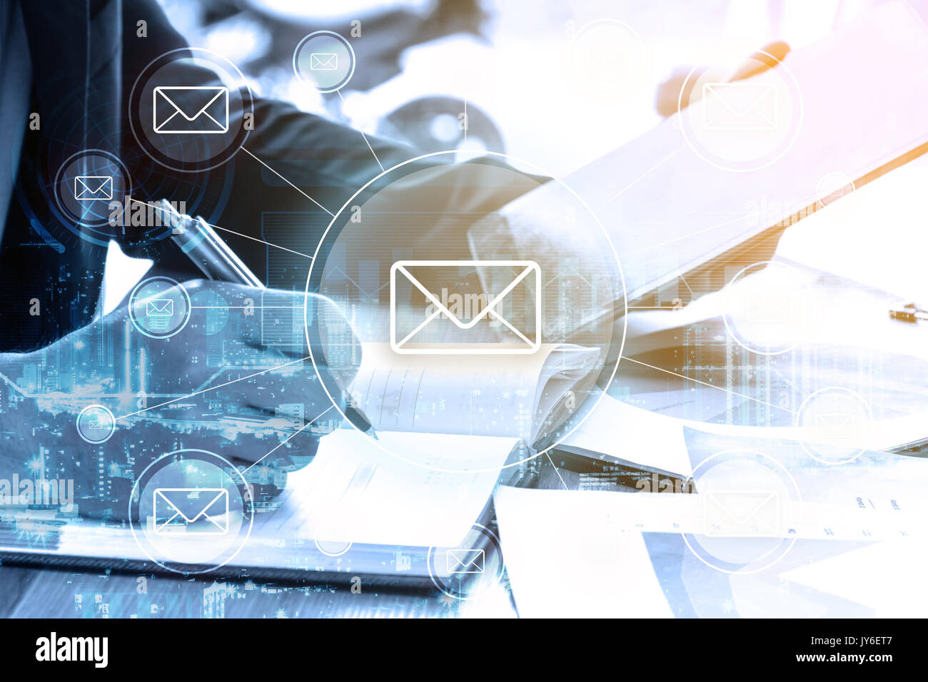 La doppia esposizione imprenditore scrive piano aziendale di posta elettronica e il concetto di rete Foto Stock