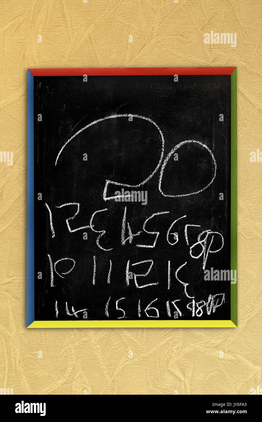 Un bambino di cinque anni, childs tentativo di scrivere i numeri da 1 a 20 su una lavagna childs. Vedere: 'Ulteriori informazioni' Foto Stock
