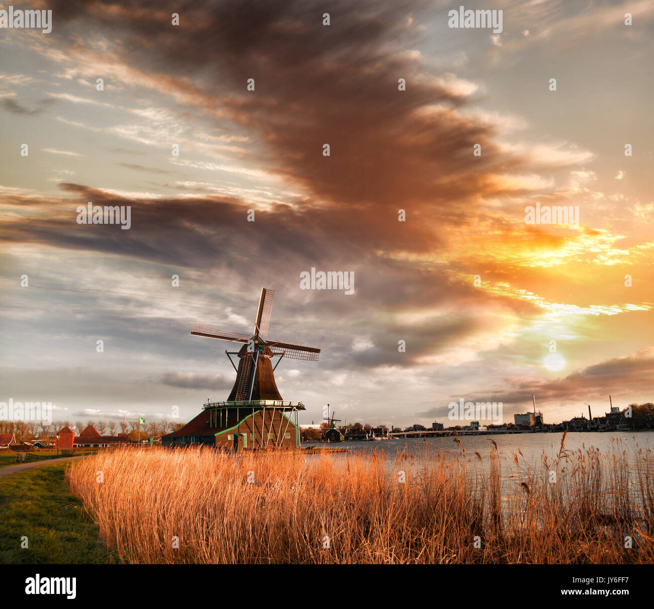 Olandese tradizionale mulino a vento a Zaanse Schans, area di Amsterdam, Olanda Foto Stock