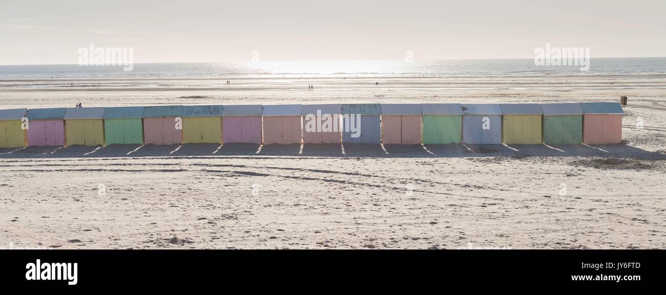 Francia, Région des Hauts de France, Pas de Calais, Berck Plage, esplanade Parmentier, cabine de plage peintes aux mêmes couleurs que les facciate du Front de Mer, fotografia Gilles Targat Foto Stock