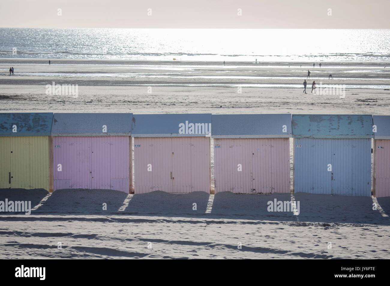 Francia, Région des Hauts de France, Pas de Calais, Berck Plage, esplanade Parmentier, cabine de plage peintes aux mêmes couleurs que les facciate du Front de Mer, fotografia Gilles Targat Foto Stock