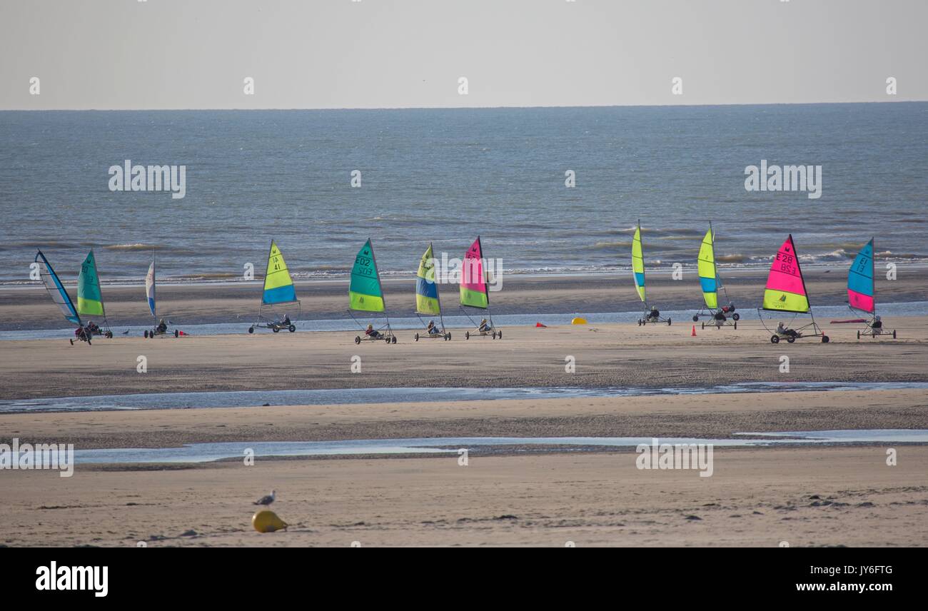 Francia, Région des Hauts de France, Pas de Calais, Berck Plage, esplanade Parmentier, cabine de plage peintes aux mêmes couleurs que les facciate du Front de Mer, fotografia Gilles Targat Foto Stock