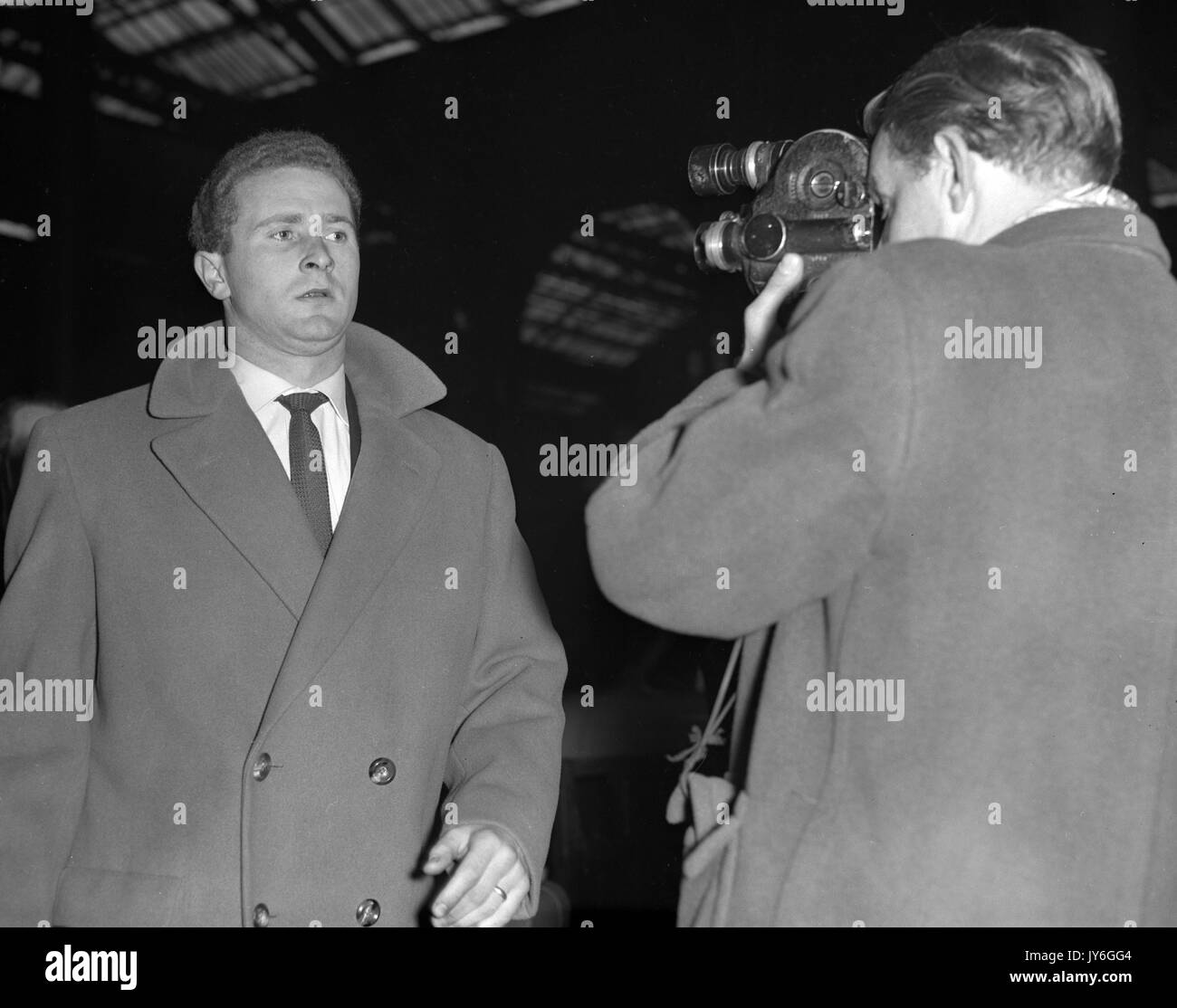 Irish international portiere Harry Gregg, che era uno del Manchester United i giocatori a bordo di un aereo che si è schiantato a aeroporto di Monaco di Baviera, affronta le telecamere al suo arrivo in Gran Bretagna a Liverpool Street Station di Londra. Foto Stock