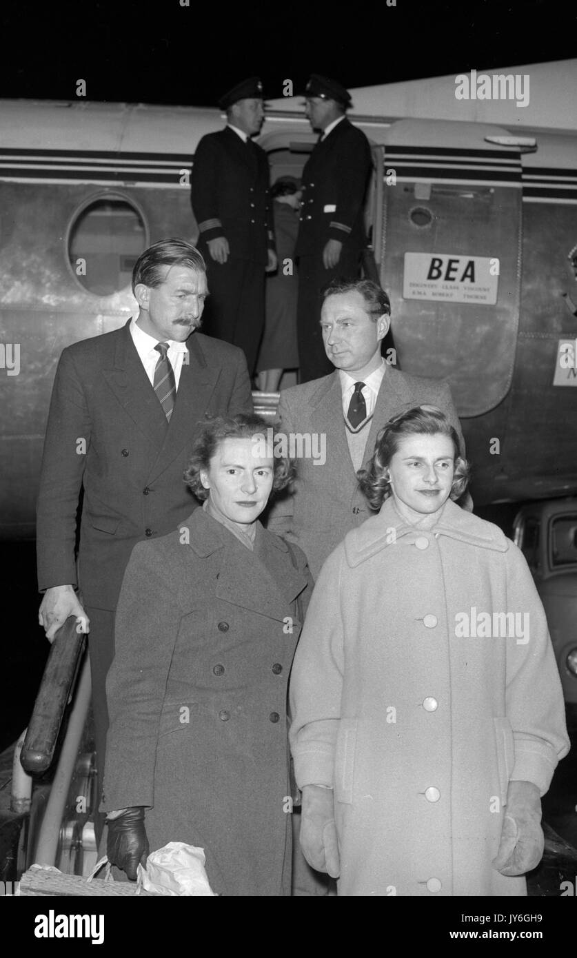 Quattro membri dell equipaggio della BEA Elizabethan aereo di linea che si bloccava quando il decollo all'aeroporto di Monaco di Baviera, al loro arrivo in aeroporto di Londra. (Back, L-R) il Capitano James Thain e Radio Officer G.W. Rodgers. (Front L-R) Hostess Margaret Bellis e rosmarino Cheverton. Foto Stock