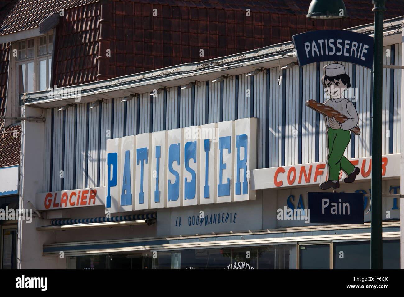 Francia, Région des Hauts de France, Picardia, Baie de Somme, Quend plage, commerces de la rue principale, enseigne de patisserie, fotografia Gilles Targat Foto Stock