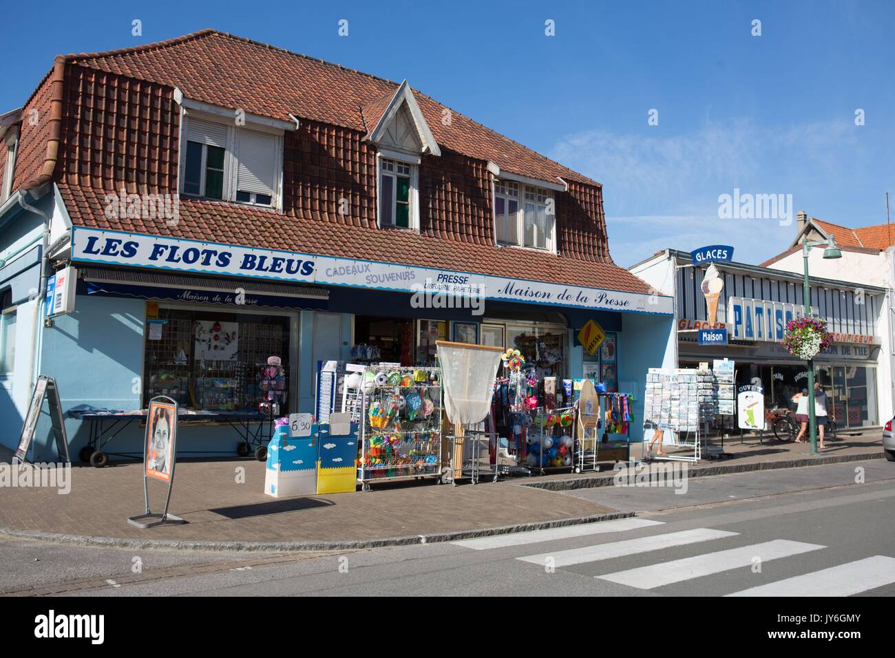 Francia, Région des Hauts de France, Picardia, Baie de Somme, Quend plage, commerces de la rue principale, fotografia Gilles Targat Foto Stock