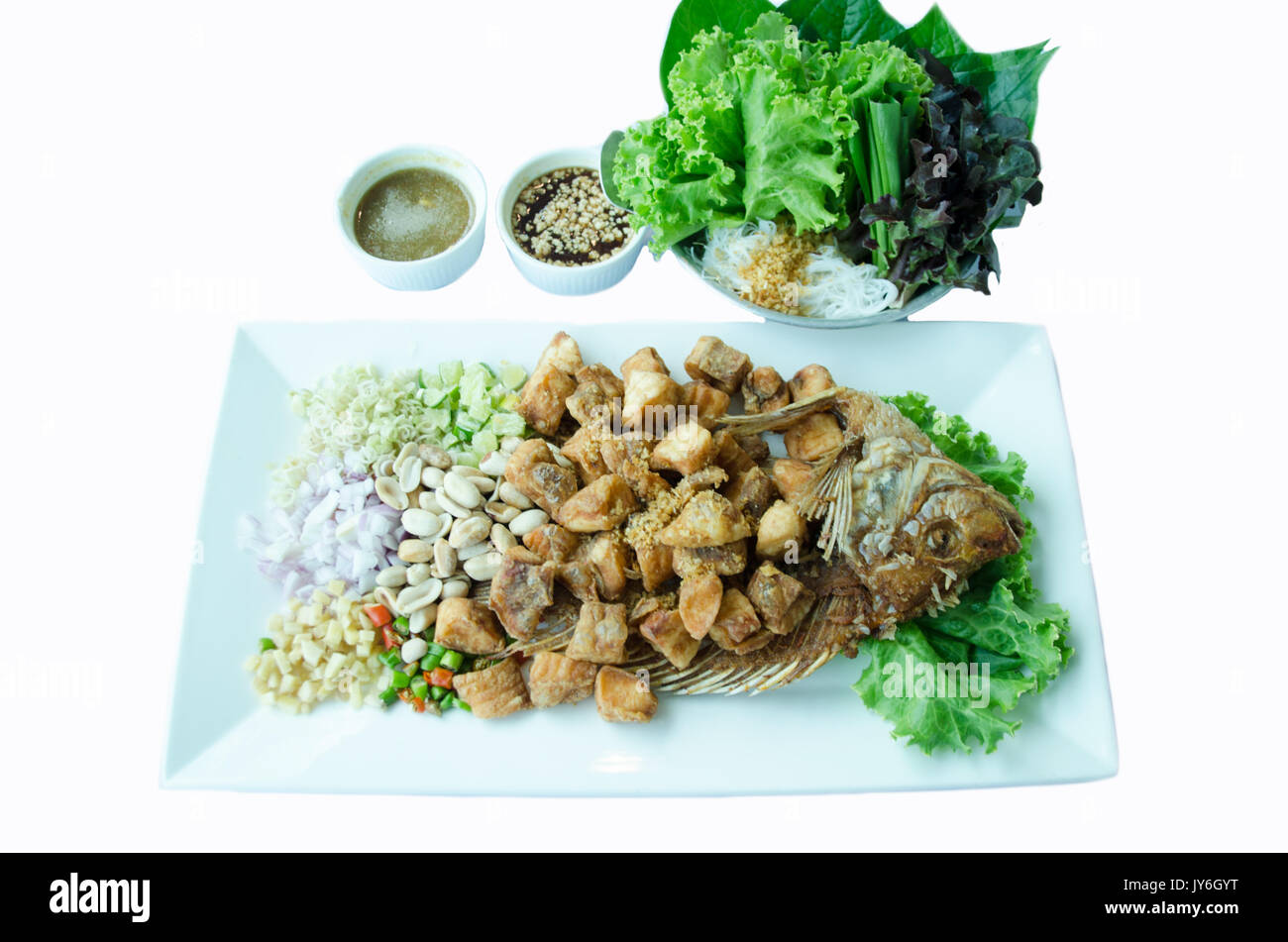 Pesce fritto con ingrediente erboristico in Thailandia MEANGPLA chiamata su sfondo bianco Foto Stock