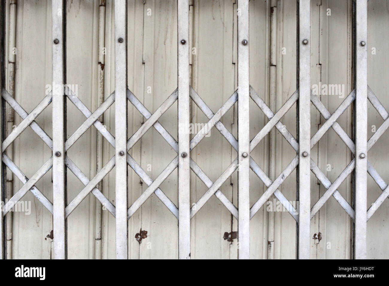 Gate thai house texture.vecchio sportello in acciaio. Foto Stock
