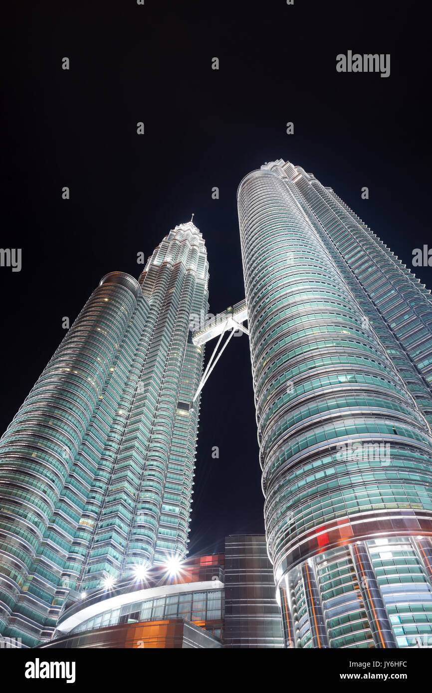 Vista notturna di Torri Petronas, Kuala Lumpur, Malesia Foto Stock