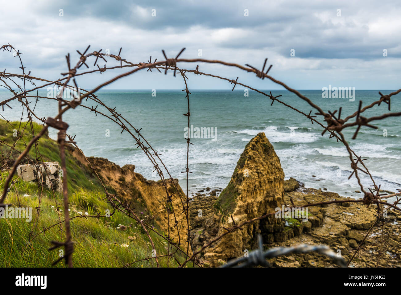 Resti delle difese tedesche che facevano parte del muro Atlantico nel 1944 a Ponte du Hoc in Normandia Foto Stock