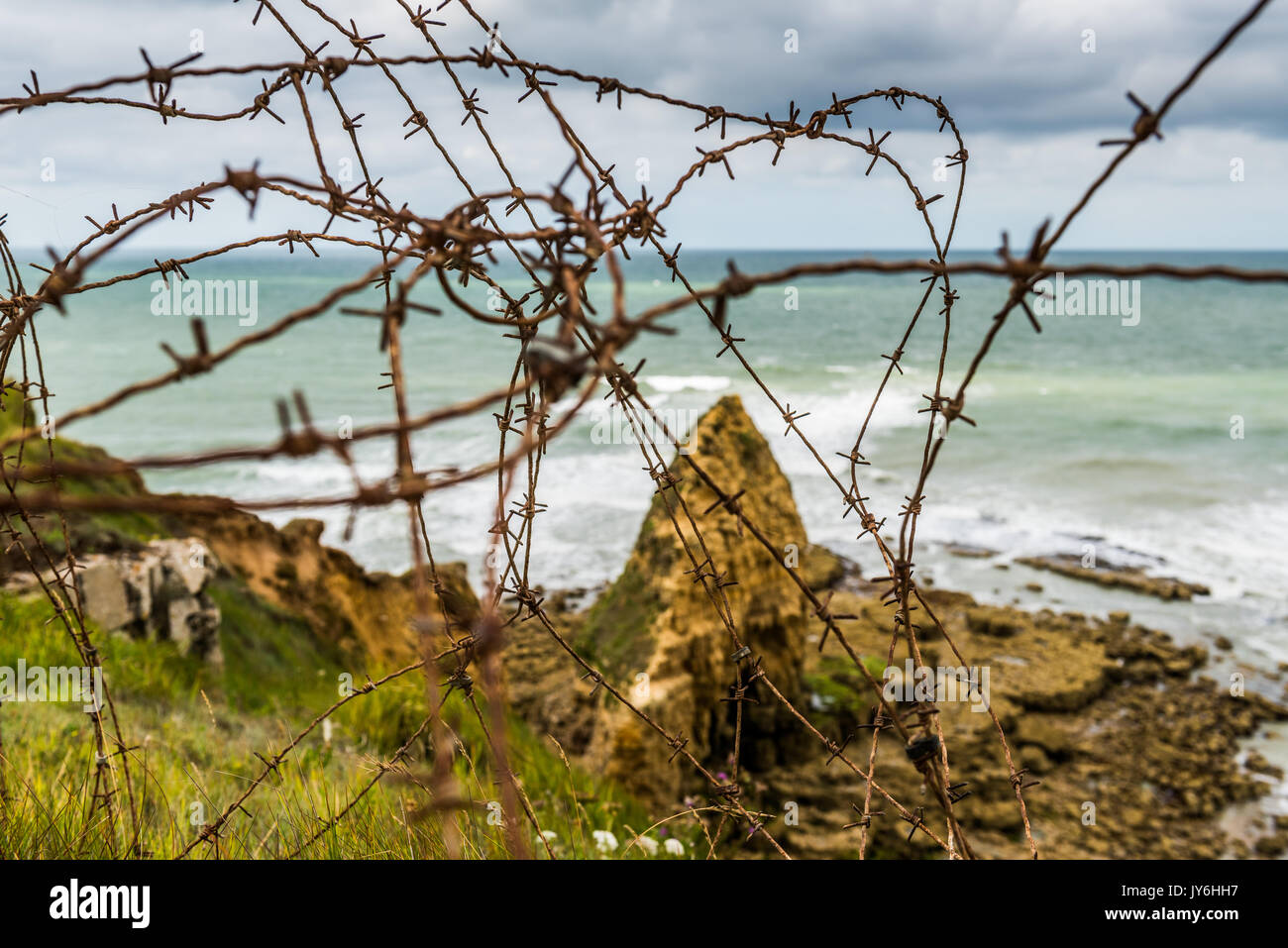 Resti delle difese tedesche che facevano parte del muro Atlantico nel 1944 a Ponte du Hoc in Normandia Foto Stock
