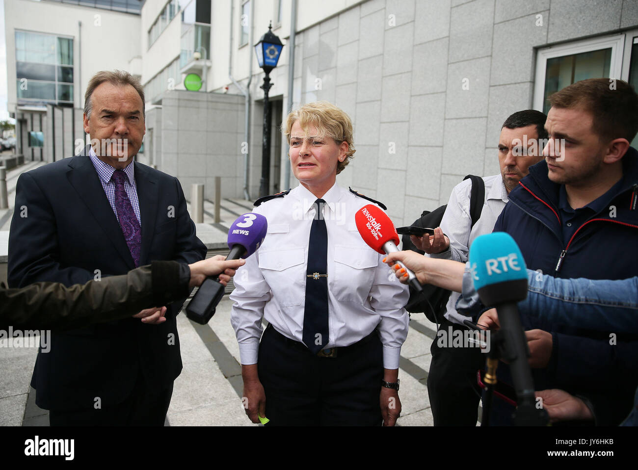 Sovrintendente Capo Lorraine Wheatley e Detective Sovrintendente Colm Fox parlando ai media al di fuori di Ballymun Garda stazione di Dublino come l'inchiesta sull'omicidio di un uomo e di una donna a Balbutcher Drive sul 16 agosto continua. Foto Stock