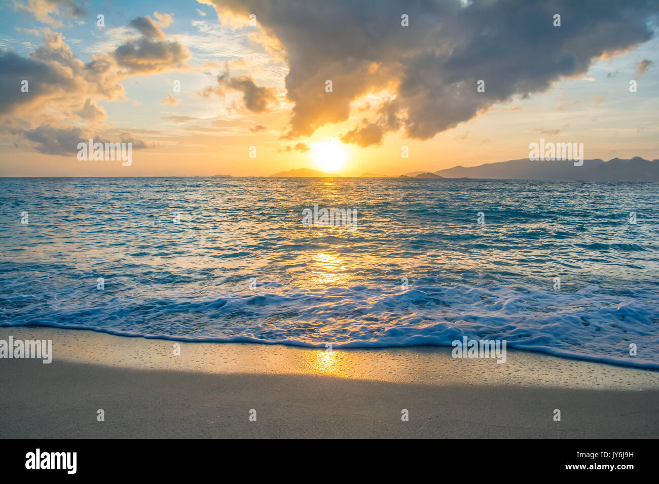 Bel tramonto sulla spiaggia, seascape Foto Stock