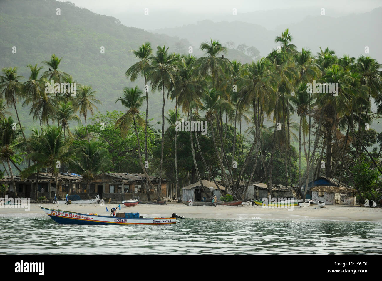 SIERRA LEONE, viaggio in barca lungo la costa dell'oceano atlantico dal fiume n. 2 a Tombo, villaggio di pescatori, dietro la foresta protetta e la natura dell'area ovest Penisola, villaggio di pescatori e in piccola scala coast pescatore con la barca di legno Foto Stock