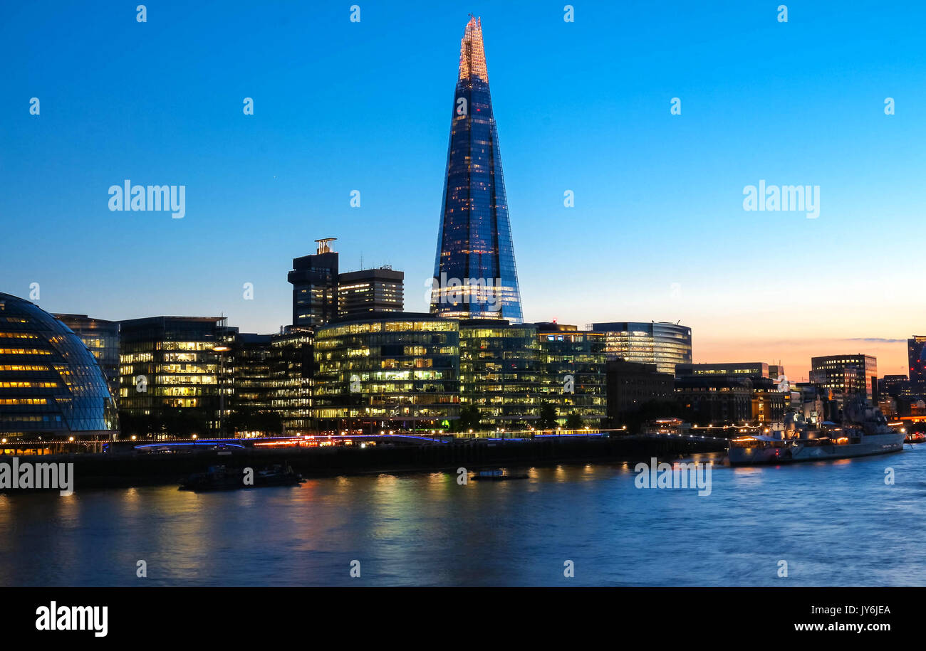 La vista notturna di Shard edificio, grattacieli e fiume Thames, London, Regno Unito Foto Stock