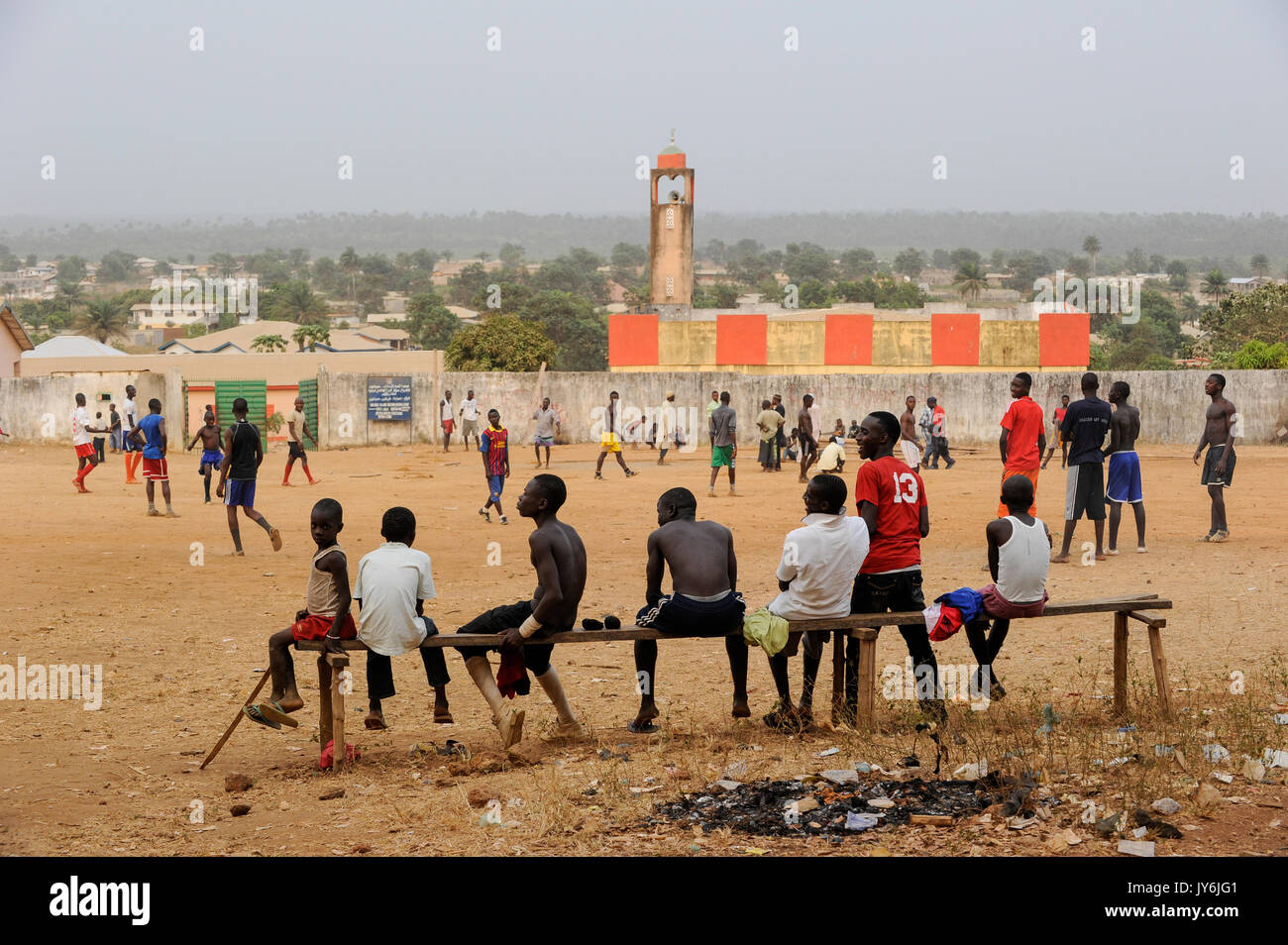 SIERRA LEONE , giovane giocare a calcio di fronte alla moschea di Foto Stock