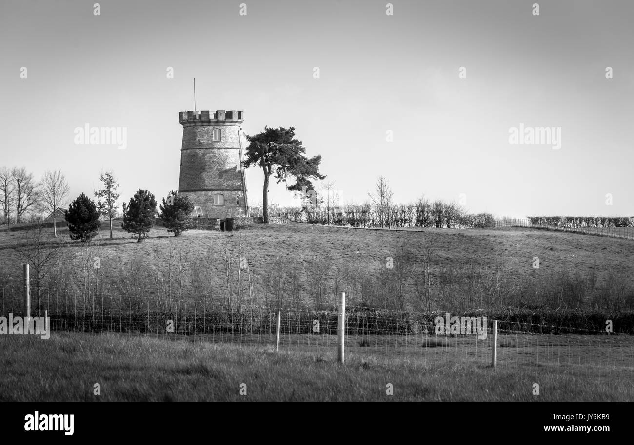 Un grado II, ex follia è ora una casa insolita a forma di torre nei Cotswolds, Inghilterra Foto Stock