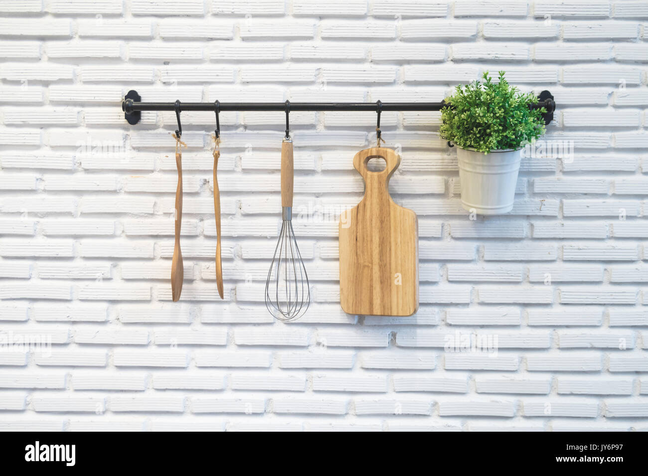 Rack di cucina su bianco muro di mattoni Foto Stock