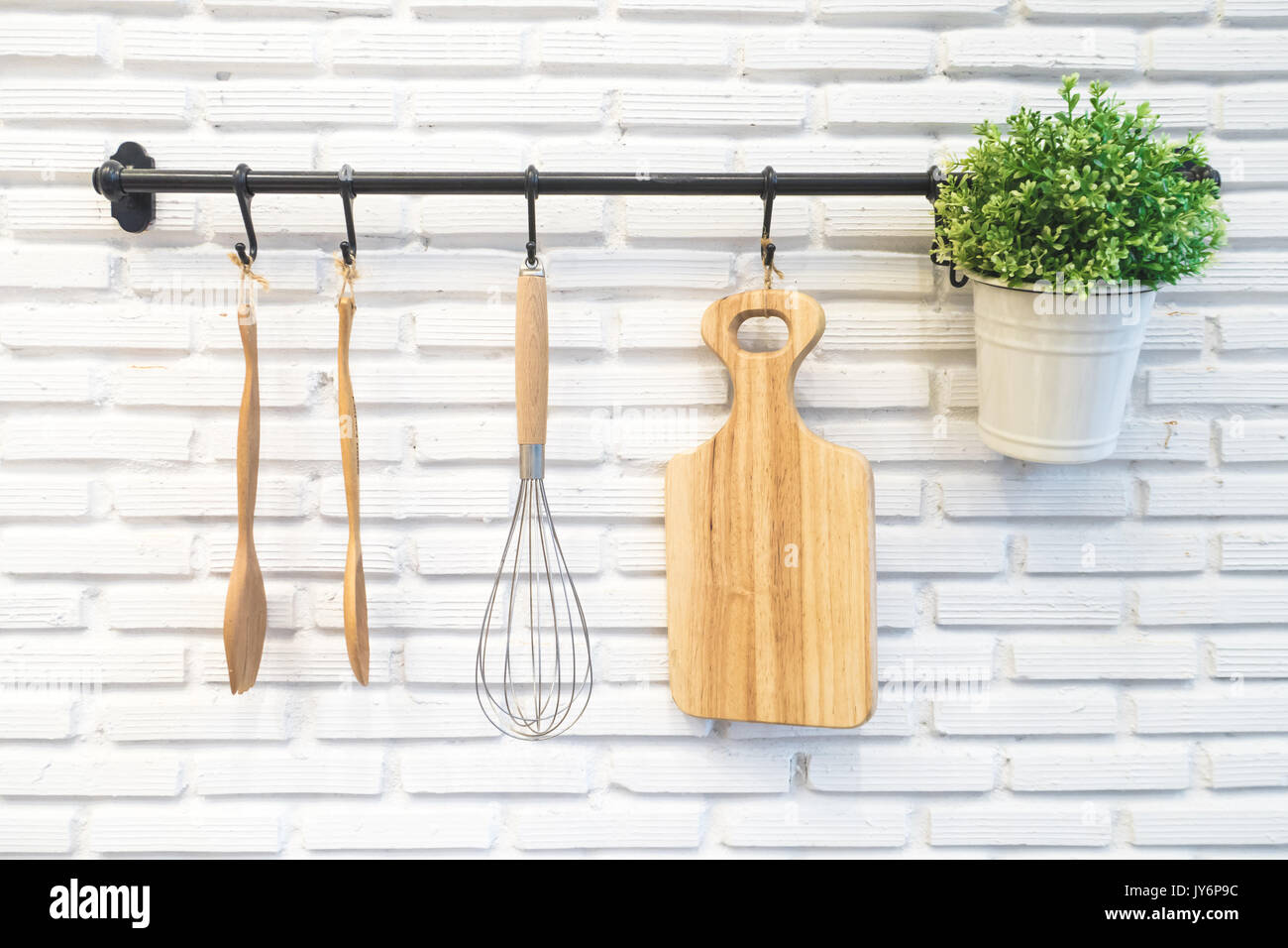 Rack di cucina su bianco muro di mattoni Foto Stock