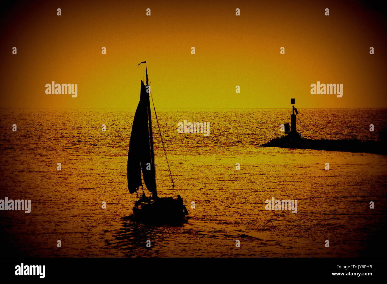 Yacht a vela di lasciare il porto di sunrise in formato paesaggio con spazio di copia Foto Stock