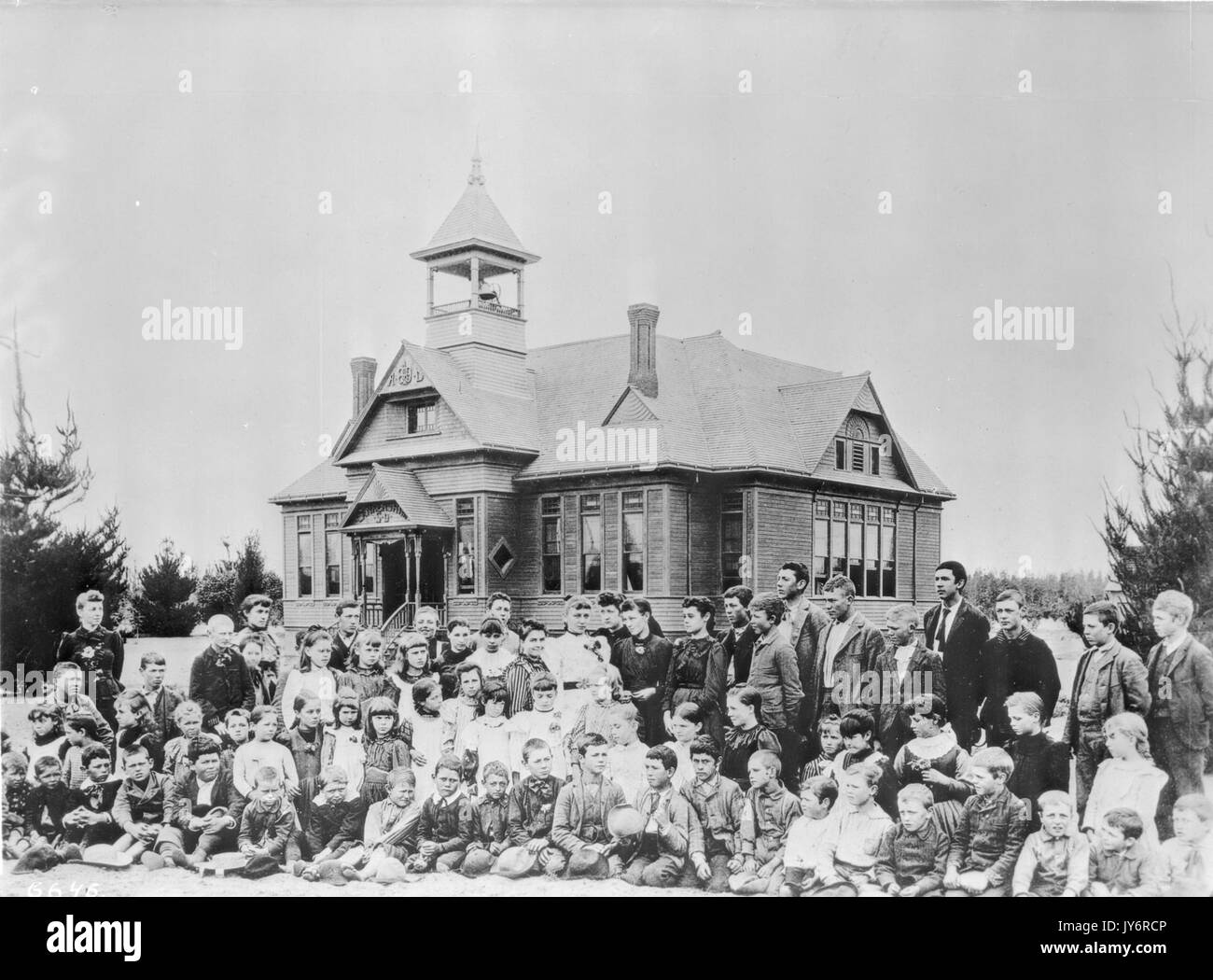 Un gruppo di studenti al di fuori della scuola Lankershim in San Fernando Valley, California, ca.1889 (CHS 6646) Foto Stock