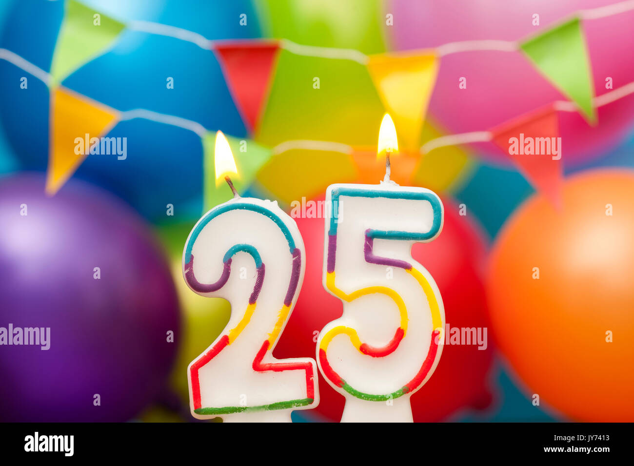 Buon compleanno numero 25 celebrazione candela con palloncini colorati e pavese Foto Stock