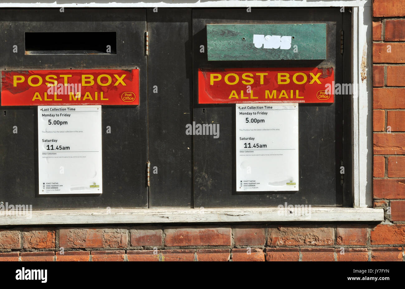 Post office segni e invio postale caselle a Padstow post office in North Cornwall. tempi di raccolta e di red letter box con illuminato segno ovale. Foto Stock