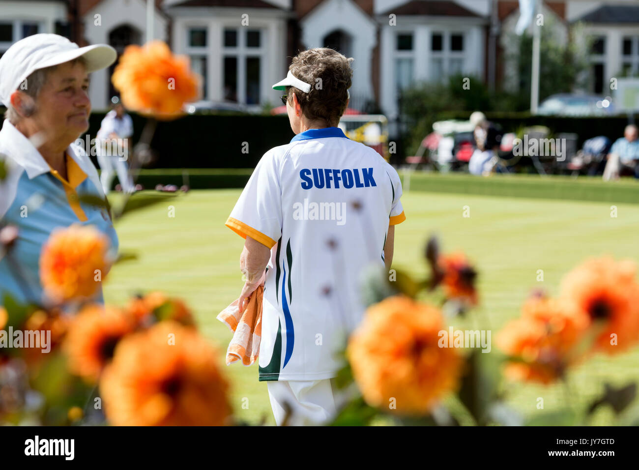 Una donna della contea di Suffolk del giocatore di bocce Foto Stock