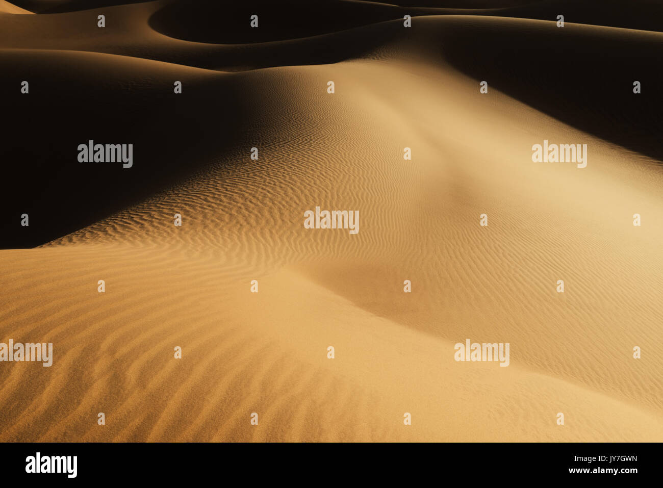 Dune di sabbia del deserto con ombre scure nel deserto del Sahara in Marocco. Foto Stock
