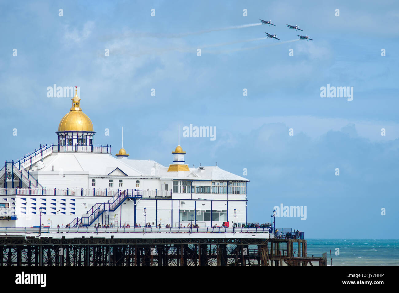 Eastbourne Pier a Airshow Airbourne, con aeromobili Mustang nel cielo. Foto Stock