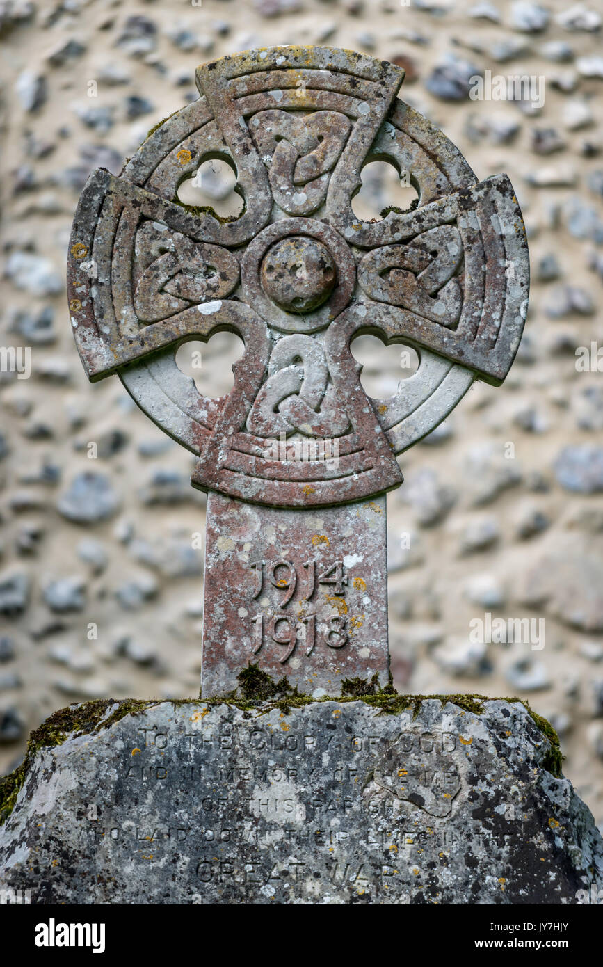 L'insolita celtic cross design dell'Edburton prima guerra mondiale memorial nel sagrato della chiesa Foto Stock