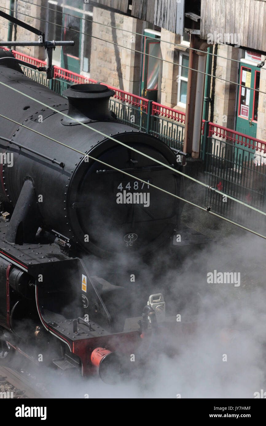 Parte anteriore del Nero cinque locomotiva a vapore 44871 sulla linea principale della costa occidentale passando per Carnforth stazione ferroviaria. Foto Stock Parte anteriore del Nero cinque locomotiva a vapore 44871 sulla linea principale della costa occidentale passando per Carnforth stazione ferroviaria. Foto Stock
