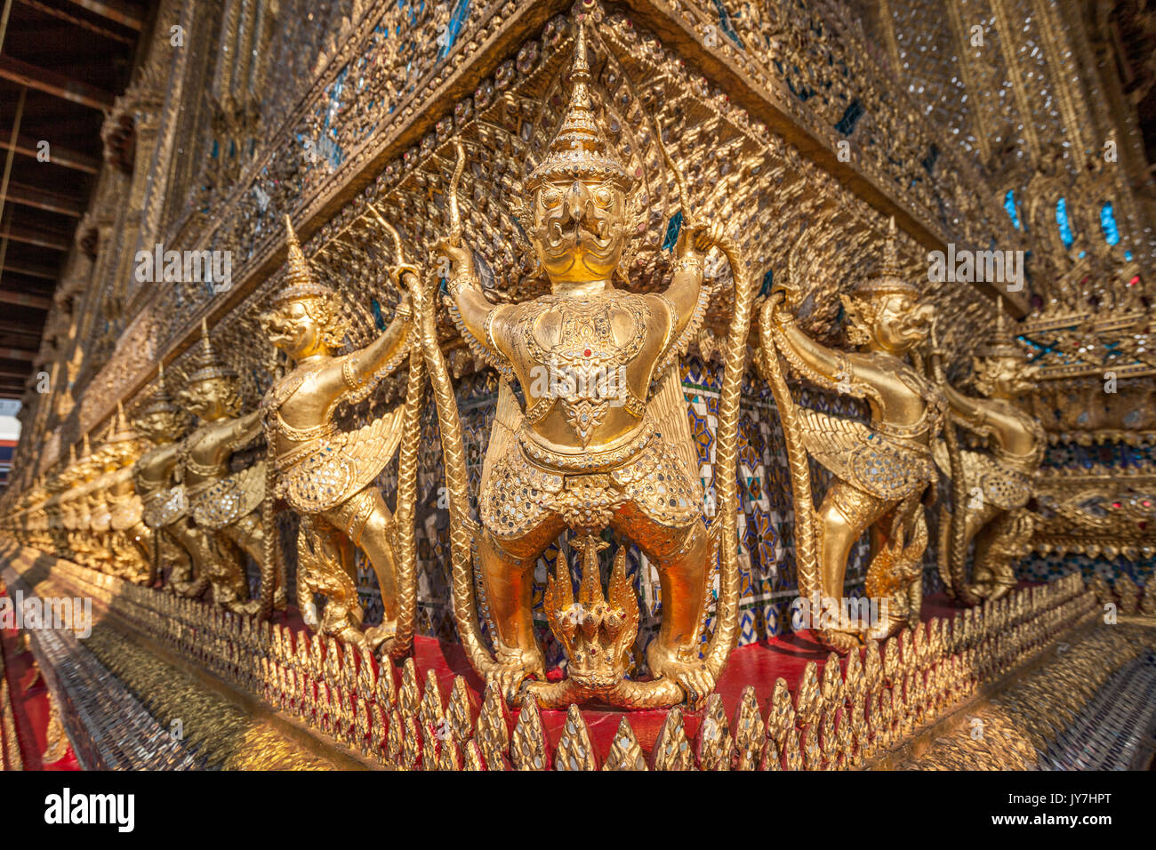 Garudas bestie mitiche come tutore esterno statue di Buddha di Smeraldo, Wat Phra Kaew tempio, il Grand Palace, Bangkok, Thailandia Foto Stock