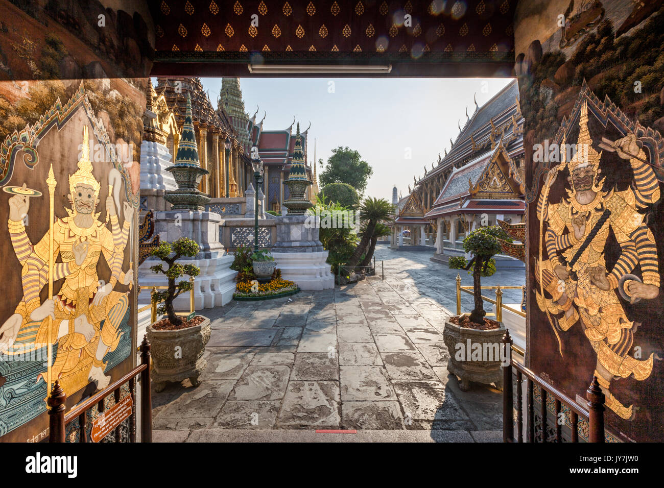 Ornano la porta di ingresso con decorazioni in oro al Wat Phra Kaew Tempio del Buddha di Smeraldo all'interno del Grand Palace, Bangkok, Thailandia Foto Stock