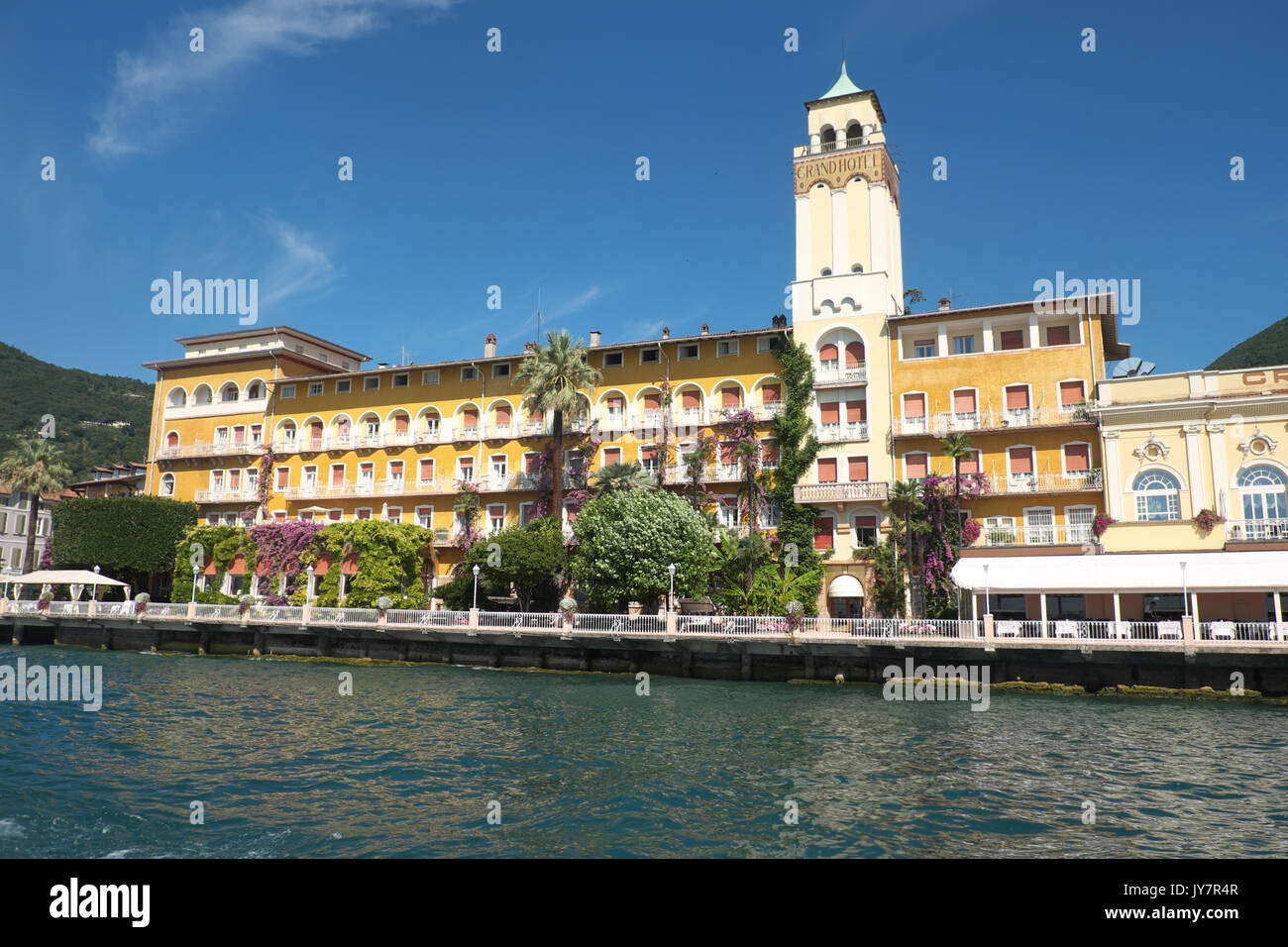 Gardone Riviera sul lago di Garda, Italia - l'elegante Grand Hotel ha aperto nel 1884 sulla riva del lago di Garda Foto Stock