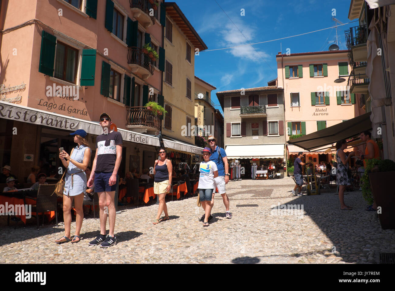 Malcesine, Lago di Garda, Italia turisti passeggiata attraverso la città di Malcesine Foto Stock