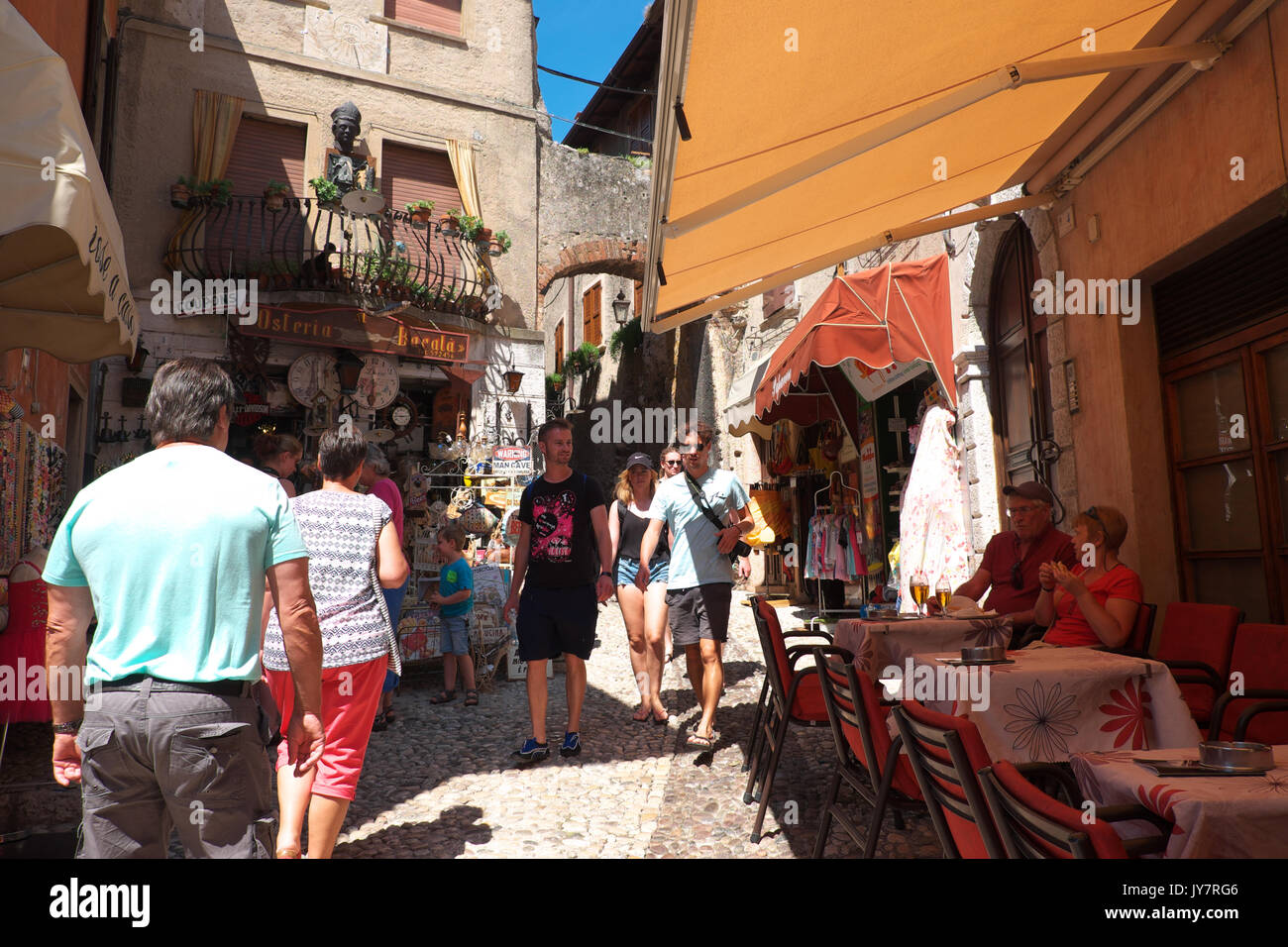 Malcesine, Lago di Garda, Italia - i turisti passeggiare attraverso le attraenti strade strette di Malcesine Foto Stock