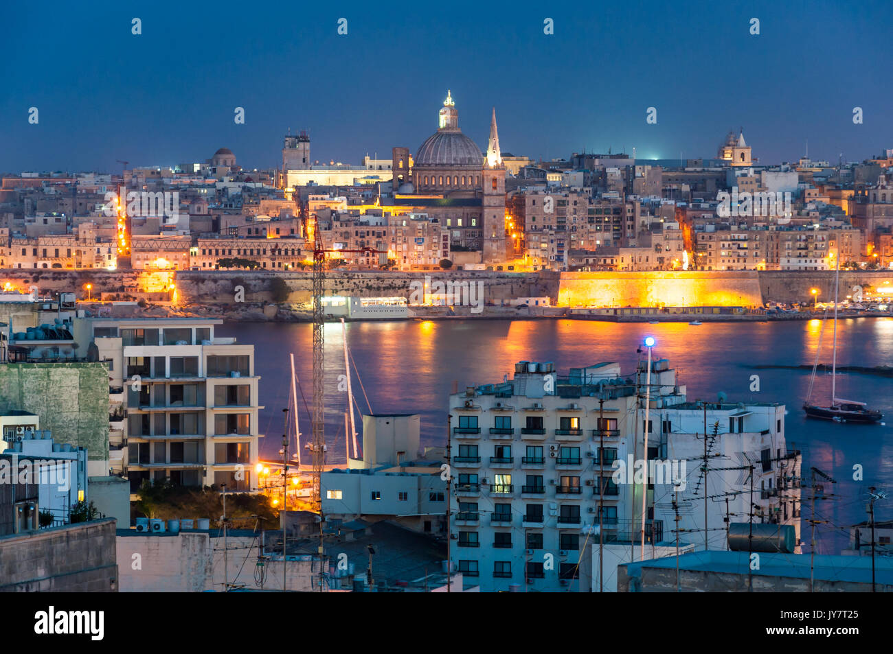 La Valletta, capitale di Malta, di notte Foto Stock