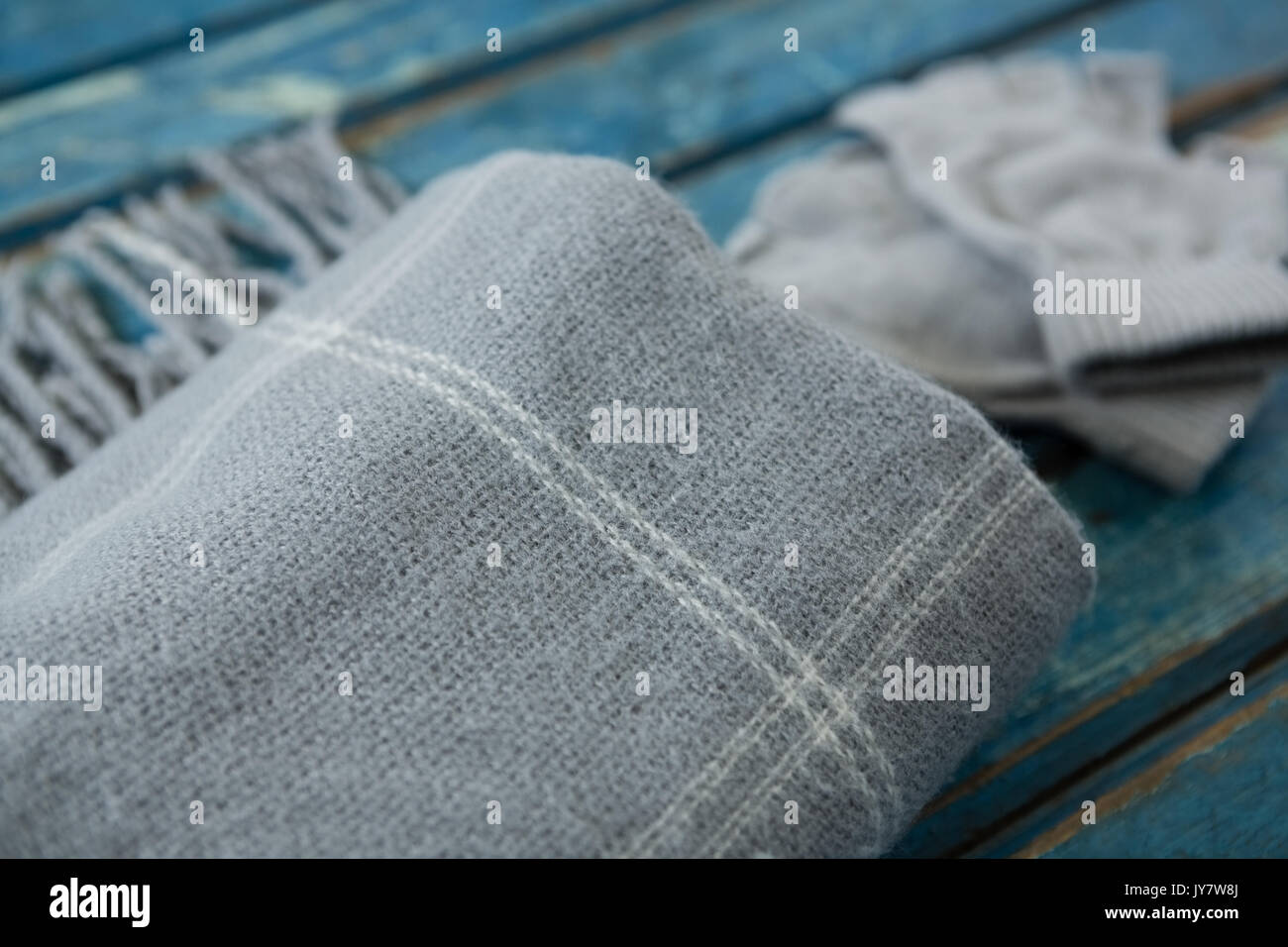 Close up scialle da guanti sul tavolo di legno Foto Stock