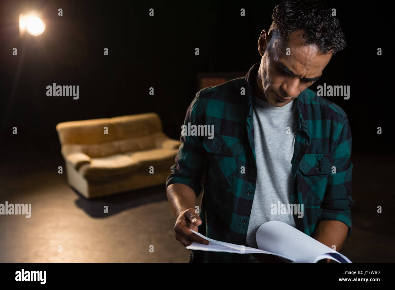 Attore leggendo i loro script sul palcoscenico del Teatro Foto Stock