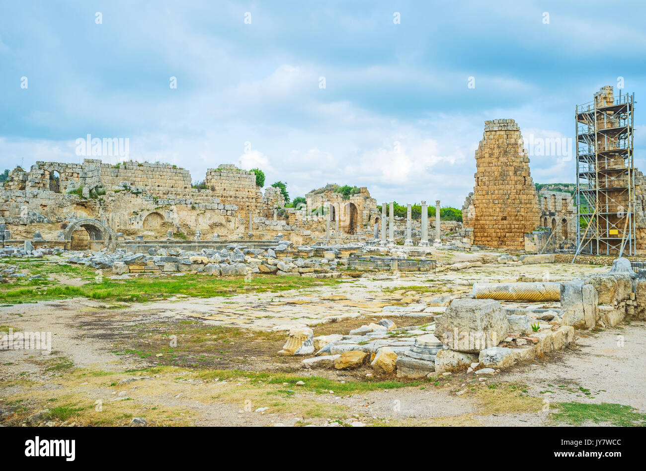 Perge, antica capitale della Pamphylia Secunda con le rovine dei Bagni Romani, Palaestra e Helenistic Gate, Antalya, Turchia. Foto Stock