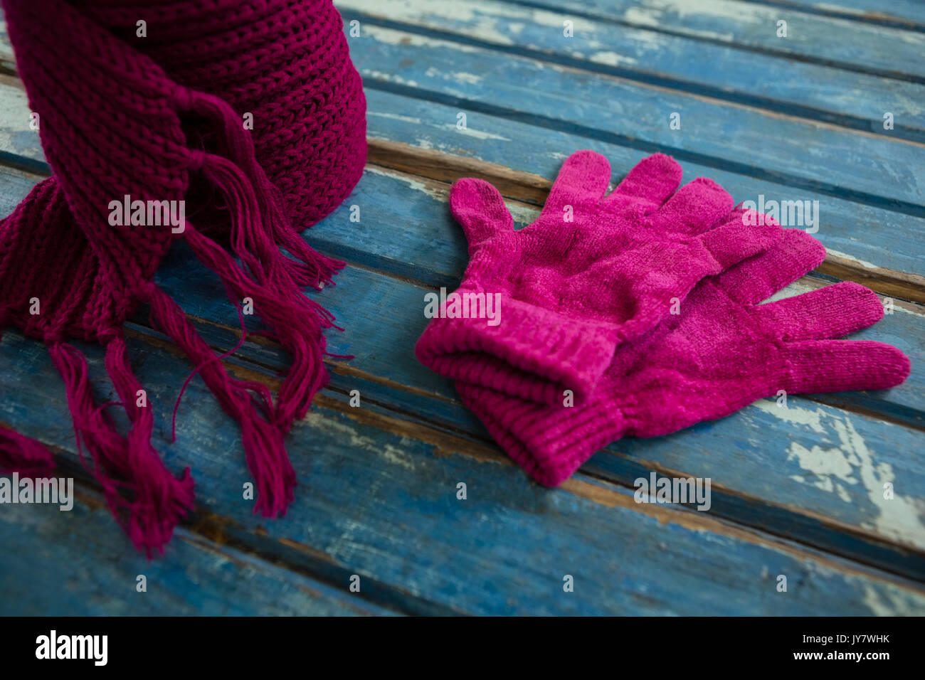Angolo di Alta Vista della marmitta rosa con guanti sul tavolo di legno Foto Stock