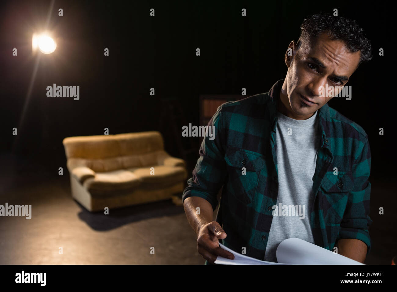 Ritratto di attore tenendo la sua gli script sul palcoscenico del Teatro Foto Stock