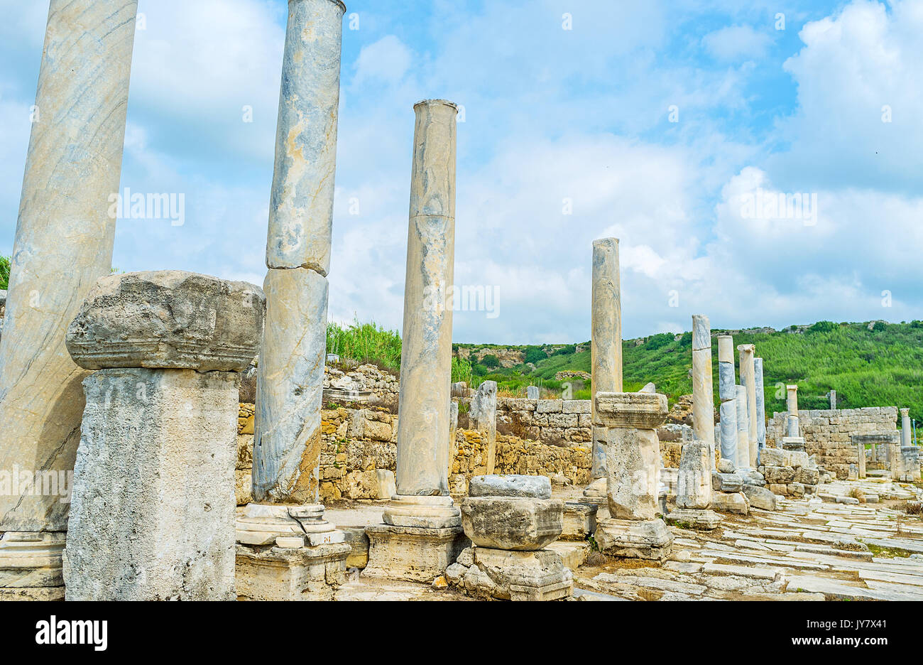 Le rovine di colonne di pietra antica strada di Perge, Antalya, Turchia. Foto Stock