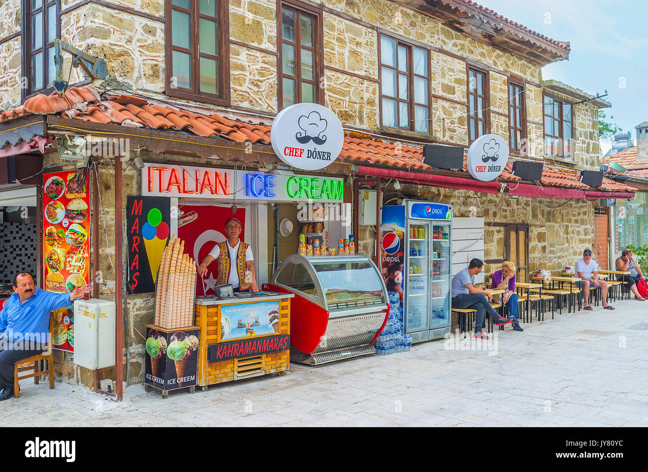 Lato, Turchia - 8 Maggio 2017: Il gelato è popolare dolce in ogni  villaggio, i fornitori locali offre specie europee e turco dondurma gelato,  su Foto stock - Alamy